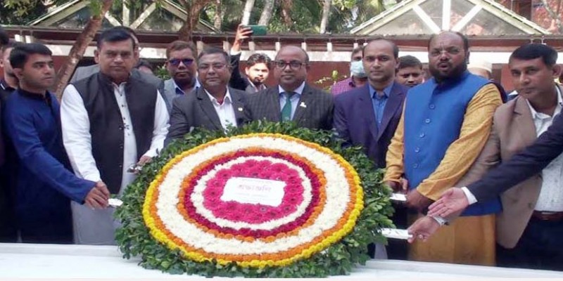 গোপালগঞ্জে জাতির পিতার সমাধিতে নবনিযুক্ত পেট্রোবাংলা চেয়ারম্যানের শ্রদ্ধা গোপালগঞ্জে জাতির পিতার সমাধিতে নবনিযুক্ত পেট্রোবাংলা চেয়ারম্যানের শ্রদ্ধা