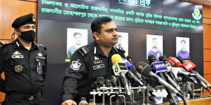 র্যাব মানবাধিকার লঙ্ঘন কিংবা লুণ্ঠন করেনি বরং রক্ষা করে চলেছে র্যাব মানবাধিকার লঙ্ঘন কিংবা লুণ্ঠন করেনি বরং রক্ষা করে চলেছে