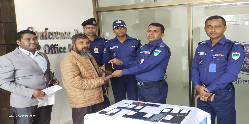 বাগেরহাটে ২২টি মোবাইল উদ্ধার, প্রকৃত মালিককে হস্তান্তর বাগেরহাটে ২২টি মোবাইল উদ্ধার, প্রকৃত মালিককে হস্তান্তর