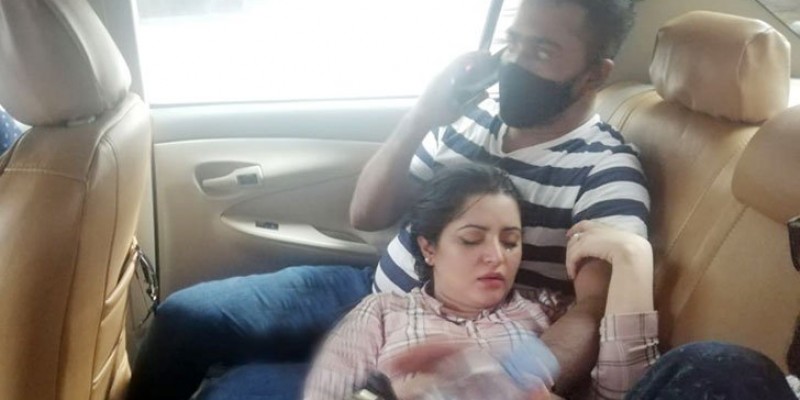 আদালতে আসার পথে হঠাৎ মাথা ঘুরে পড়ে যান পরীমনি, শুনানি পেছাল আদালতে আসার পথে হঠাৎ মাথা ঘুরে পড়ে যান পরীমনি, শুনানি পেছাল