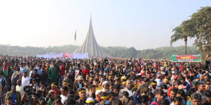 স্মৃতিসৌধে মানুষের ঢল স্মৃতিসৌধে মানুষের ঢল