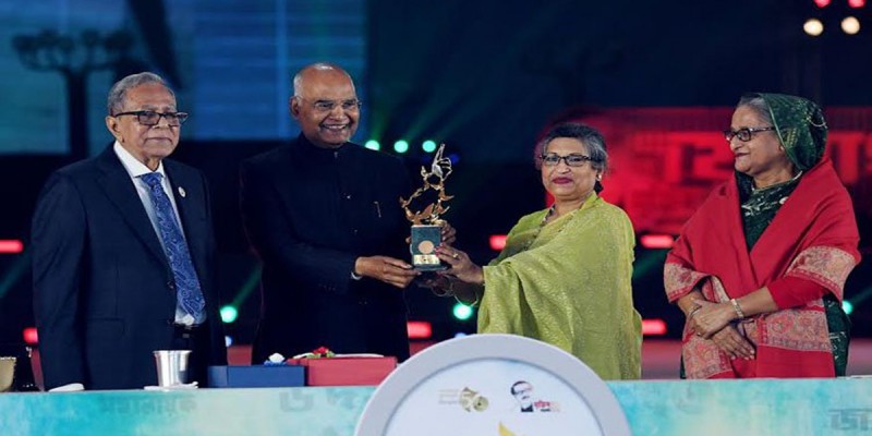 ভারতের রাষ্ট্রপতির হাতে মুজিব চিরন্তন শ্রদ্ধাস্মারক তুলে দিলেন শেখ রেহানা ভারতের রাষ্ট্রপতির হাতে মুজিব চিরন্তন শ্রদ্ধাস্মারক তুলে দিলেন শেখ রেহানা