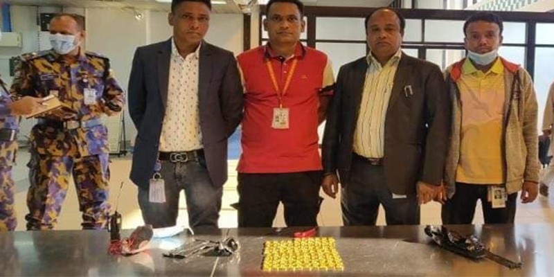 বিমানের সিটের নিচে মিললো ১০ কেজি সোনা বিমানের সিটের নিচে মিললো ১০ কেজি সোনা