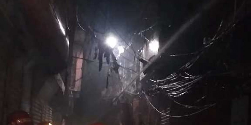 পুরান ঢাকায় জুতার কারখানায় অগ্নিকাণ্ড পুরান ঢাকায় জুতার কারখানায় অগ্নিকাণ্ড