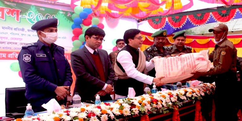 মেহেরপুরে আনসার ও ভিডিপি সদস্যদের মাঝে প্রধানমন্ত্রীর উপহার চাউল বিতরণ মেহেরপুরে আনসার ও ভিডিপি সদস্যদের মাঝে প্রধানমন্ত্রীর উপহার চাউল বিতরণ