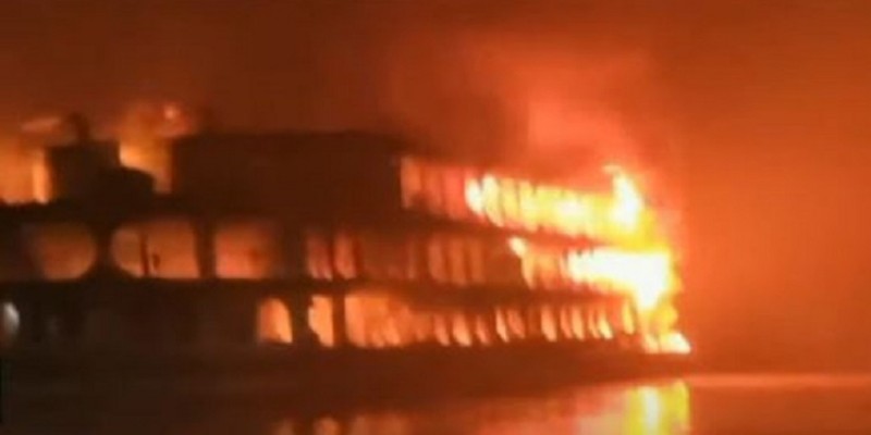 সুগন্ধা নদীতে লঞ্চে আগুন: ৩০ জনের মরদেহ উদ্ধার সুগন্ধা নদীতে লঞ্চে আগুন: ৩০ জনের মরদেহ উদ্ধার