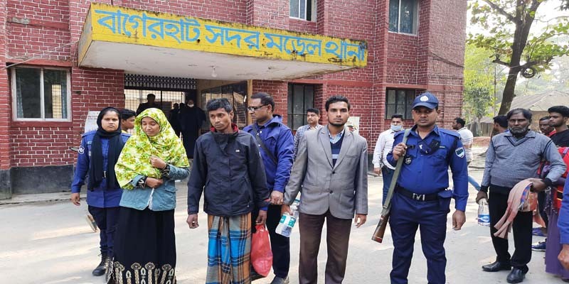 বাগেরহাটে মাদক ব্যবসায়ীর হামলায় তিন পুলিশ সদস্য আহত, আটক ৩ বাগেরহাটে মাদক ব্যবসায়ীর হামলায় তিন পুলিশ সদস্য আহত, আটক ৩