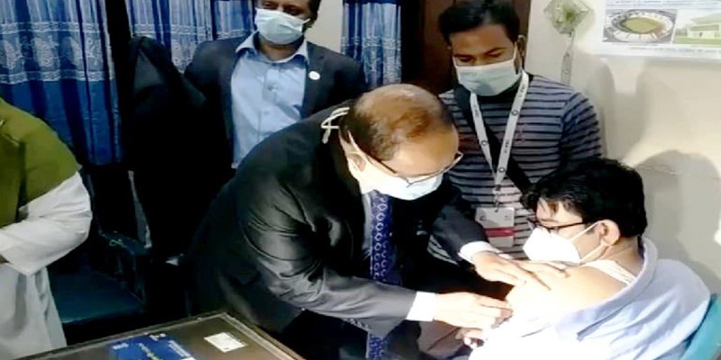 মেহেরপুরে করোনার বুস্টার ডোজ টিকার উদ্বোধন মেহেরপুরে করোনার বুস্টার ডোজ টিকার উদ্বোধন