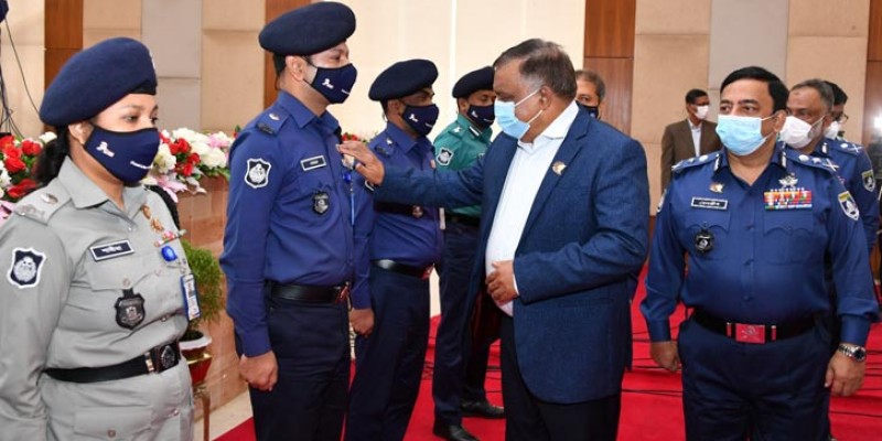 করোনাকালে পুলিশ নতুন অধ্যায়ের সূচনা করেছে: স্বরাষ্ট্রমন্ত্রী করোনাকালে পুলিশ নতুন অধ্যায়ের সূচনা করেছে: স্বরাষ্ট্রমন্ত্রী