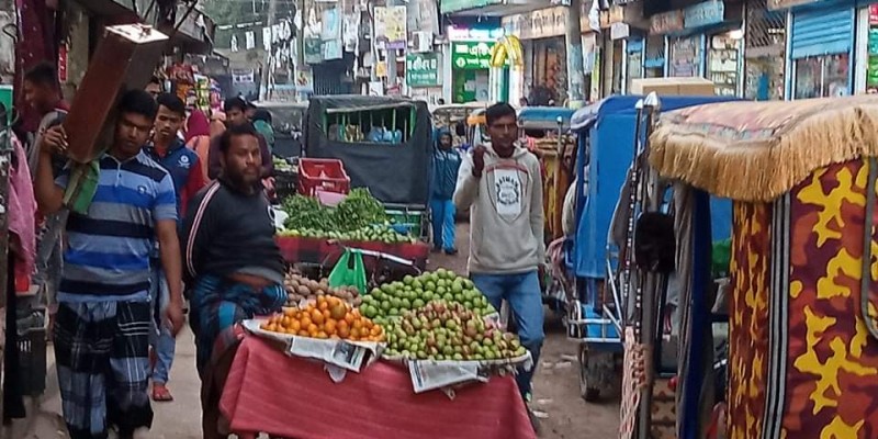 টঙ্গীবাড়ী বাজার রোড হকারদের দখলে ফুটপাত, ভোগন্তি চরমে টঙ্গীবাড়ী বাজার রোড হকারদের দখলে ফুটপাত, ভোগন্তি চরমে