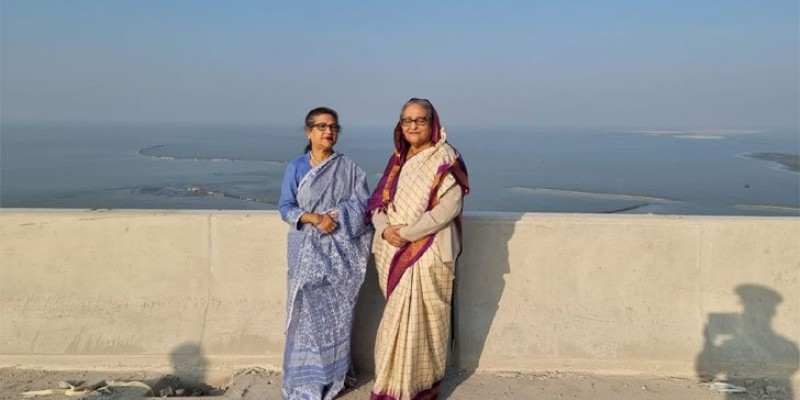 হঠাৎ স্বপ্নের পদ্মা সেতুতে প্রধানমন্ত্রী, হাঁটলেন বোনকে নিয়ে হঠাৎ স্বপ্নের পদ্মা সেতুতে প্রধানমন্ত্রী, হাঁটলেন বোনকে নিয়ে