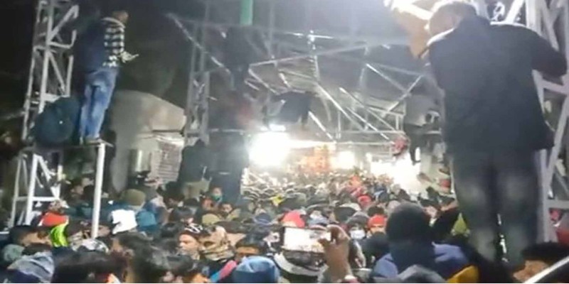 কাশ্মীরে মন্দিরে পদদলিত হয়ে ১২ পুণ্যার্থীর মৃত্যু কাশ্মীরে মন্দিরে পদদলিত হয়ে ১২ পুণ্যার্থীর মৃত্যু
