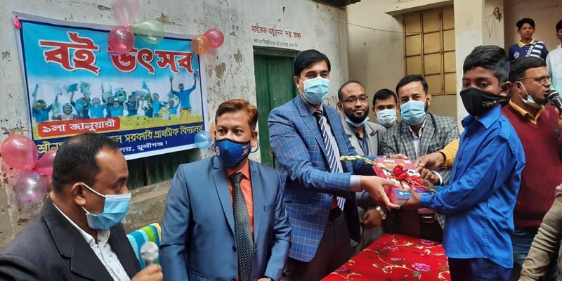 শ্রীনগরে উৎসব মুখর পরিবেশে বই বিতরণ শ্রীনগরে উৎসব মুখর পরিবেশে বই বিতরণ