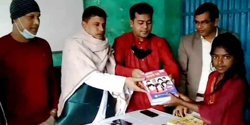 মেহেরপুরে রংতুলি ডিলিজেন্ট একাডেমী স্কুলের শিক্ষার্থীদের মাঝে বই বিতরণ মেহেরপুরে রংতুলি ডিলিজেন্ট একাডেমী স্কুলের শিক্ষার্থীদের মাঝে বই বিতরণ