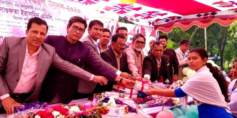 লৌহজংয়ে বিনামূল্যে বই বিতরণ লৌহজংয়ে বিনামূল্যে বই বিতরণ
