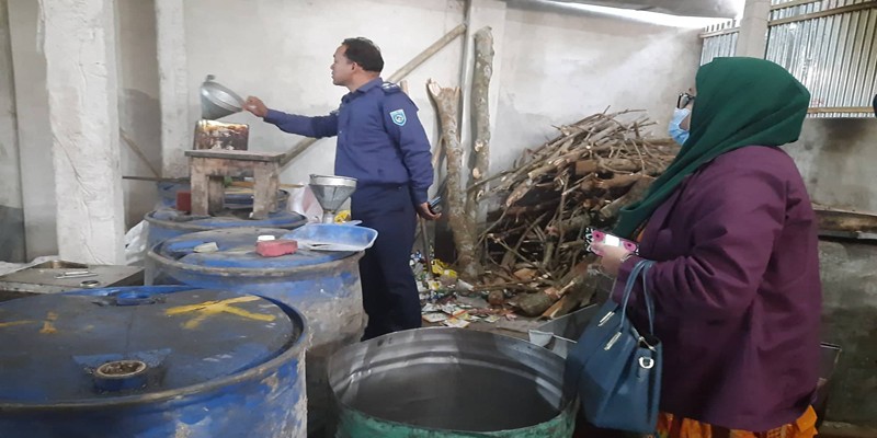 কাউনিয়ায় চিপস কারাখানা বন্ধ, ৩০ হাজার টাকা জরিমানা কাউনিয়ায় চিপস কারাখানা বন্ধ, ৩০ হাজার টাকা জরিমানা