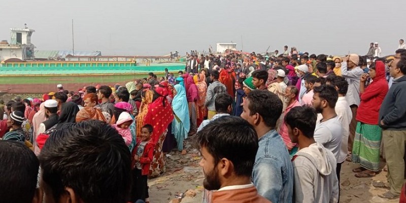 বুড়িগঙ্গায় লঞ্চের ধাক্কায় ট্রলারডুবি, নিখোঁজ ১০ বুড়িগঙ্গায় লঞ্চের ধাক্কায় ট্রলারডুবি, নিখোঁজ ১০