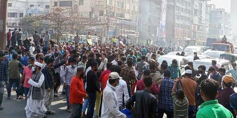 উত্তরায় হকারদের সড়ক অবরোধ উত্তরায় হকারদের সড়ক অবরোধ
