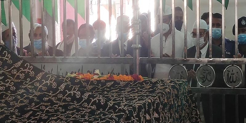 খানজাহান আলী (রহ) এর মাজার জিয়ারত করলেন শেখ তন্ময় এমপি খানজাহান আলী (রহ) এর মাজার জিয়ারত করলেন শেখ তন্ময় এমপি