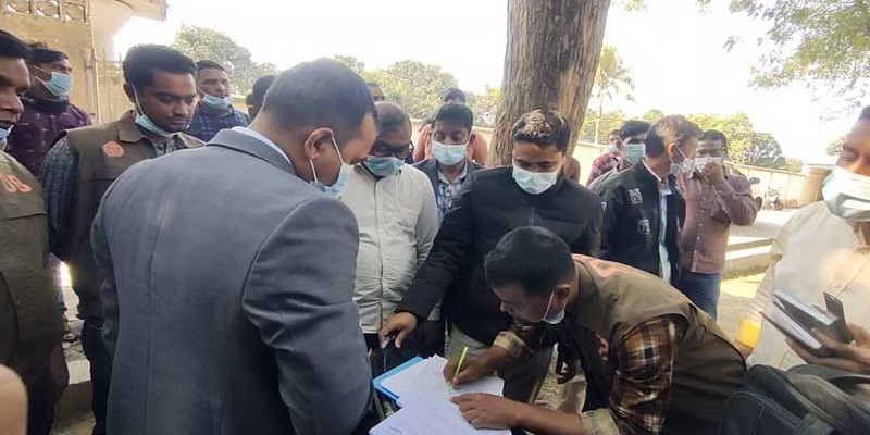 মেহেরপুরে পাসপোর্ট অফিসে ভ্রাম্যমাণ আদালতে দালালকে কারাদন্ড মেহেরপুরে পাসপোর্ট অফিসে ভ্রাম্যমাণ আদালতে দালালকে কারাদন্ড