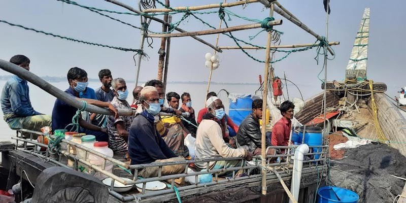 বঙ্গপসাগরে ভাসতে থাকা ২০ জেলে উদ্ধার বঙ্গপসাগরে ভাসতে থাকা ২০ জেলে উদ্ধার