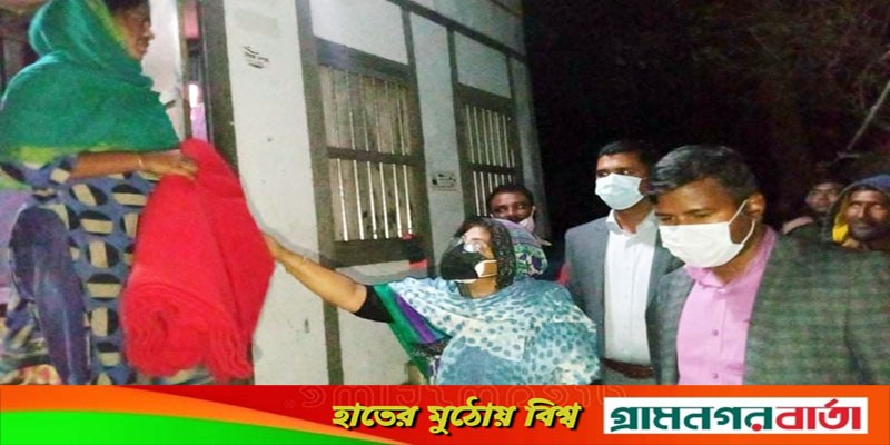 লৌহজংয়ে রাতের আঁধারে বাড়ি বাড়ি গিয়ে এমপি এমিলির শীতবস্ত্র বিতরণ লৌহজংয়ে রাতের আঁধারে বাড়ি বাড়ি গিয়ে এমপি এমিলির শীতবস্ত্র বিতরণ