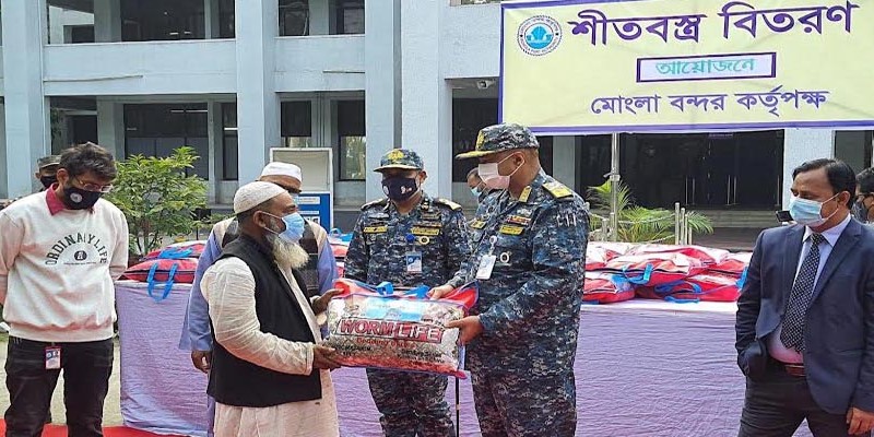 শীতার্তদের মাঝে মোংলা বন্দরের পক্ষ থেকে শীতবস্ত্র বিতরণ শীতার্তদের মাঝে মোংলা বন্দরের পক্ষ থেকে শীতবস্ত্র বিতরণ