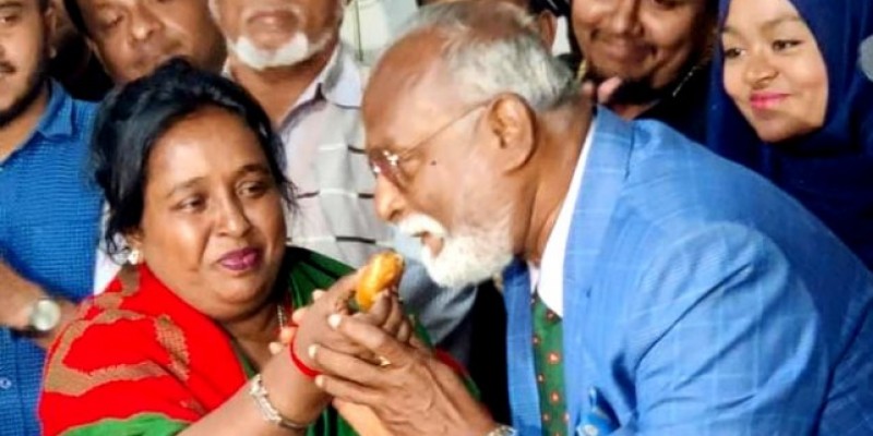 মিষ্টি নিয়ে ‘কাকা’ তৈমুরের বাসায় আইভী মিষ্টি নিয়ে ‘কাকা’ তৈমুরের বাসায় আইভী