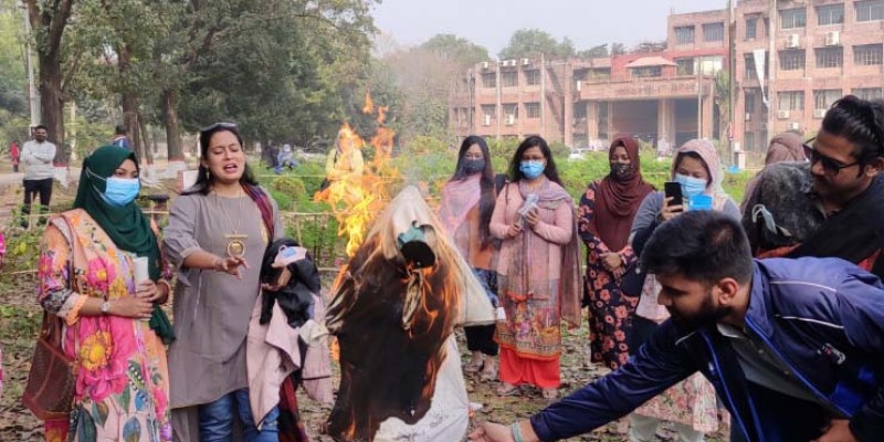 জাবিতে শাবিপ্রবির ভিসির কুশপুত্তলিকা দাহ, অবাঞ্ছিত ঘোষণা জাবিতে শাবিপ্রবির ভিসির কুশপুত্তলিকা দাহ, অবাঞ্ছিত ঘোষণা
