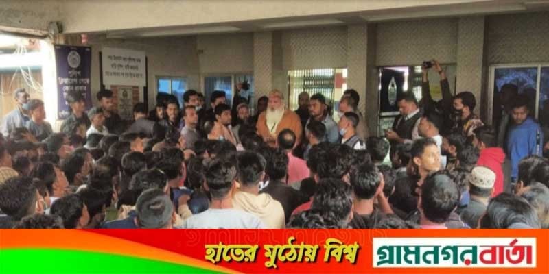 শতাধিক লোকজন নিয়ে মেয়রের থানায় আগমন নিয়ে গুঞ্জন শতাধিক লোকজন নিয়ে মেয়রের থানায় আগমন নিয়ে গুঞ্জন