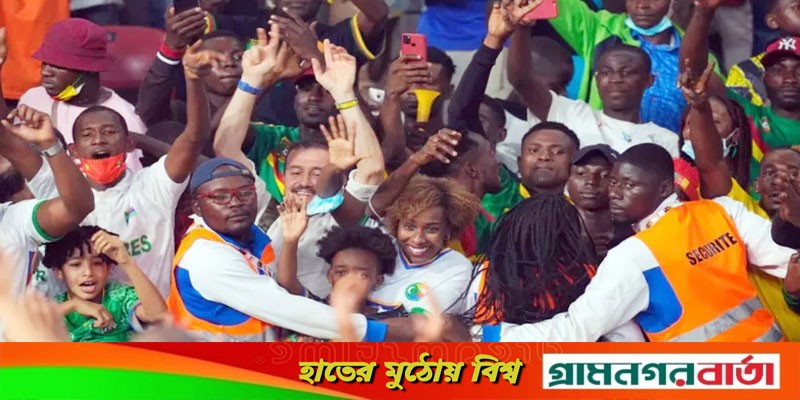খেলা দেখতে গিয়ে পদদলিত হয়ে ছয় জনের প্রাণহানি খেলা দেখতে গিয়ে পদদলিত হয়ে ছয় জনের প্রাণহানি