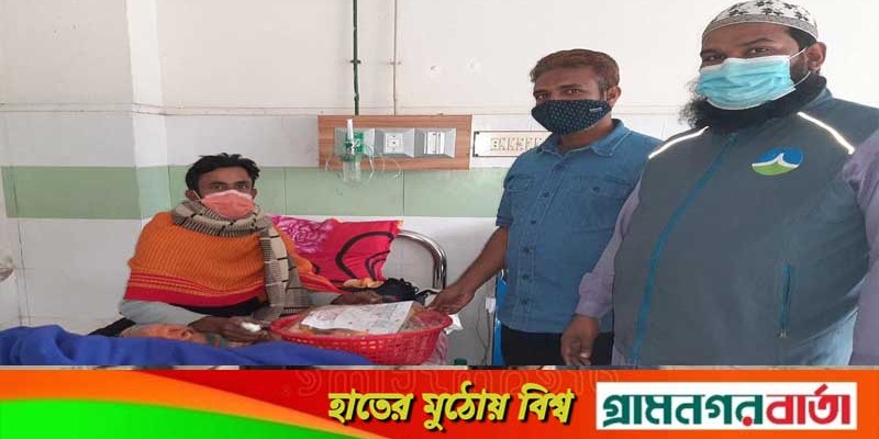 করোনা আক্রান্ত রোগীদের মাঝে মৌসুমি ফল বিতরণ করোনা আক্রান্ত রোগীদের মাঝে মৌসুমি ফল বিতরণ