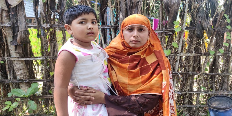 স্বামীর প্রতারণায় সন্তানকে নিয়ে দ্বারে দ্বারে অসহায় মা স্বামীর প্রতারণায় সন্তানকে নিয়ে দ্বারে দ্বারে অসহায় মা