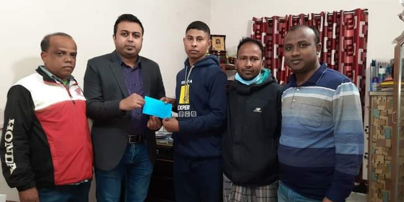 মেধাবী শিক্ষার্থী প্রদীপের পাশে এমপি পুত্র সঞ্চয় মেধাবী শিক্ষার্থী প্রদীপের পাশে এমপি পুত্র সঞ্চয়