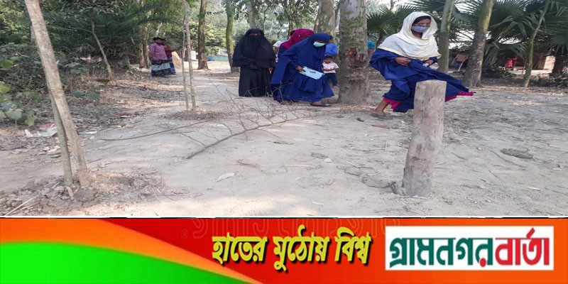 চলাচল বন্ধ করতে রাস্তায় খুঁটি ও বড়ুই কাঁটা চলাচল বন্ধ করতে রাস্তায় খুঁটি ও বড়ুই কাঁটা