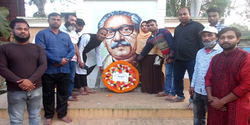 নন্দীগ্রামে বঙ্গবন্ধুর প্রতিকৃতিতে উপজেলা জাতীয় শ্রমিক লীগের শ্রদ্ধা