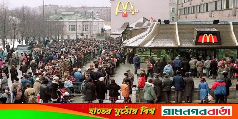 শেষবার বার্গার-ফ্রাই খেতে কয়েক কিলোমিটার লাইন রাশিয়ায় শেষবার বার্গার-ফ্রাই খেতে কয়েক কিলোমিটার লাইন রাশিয়ায়