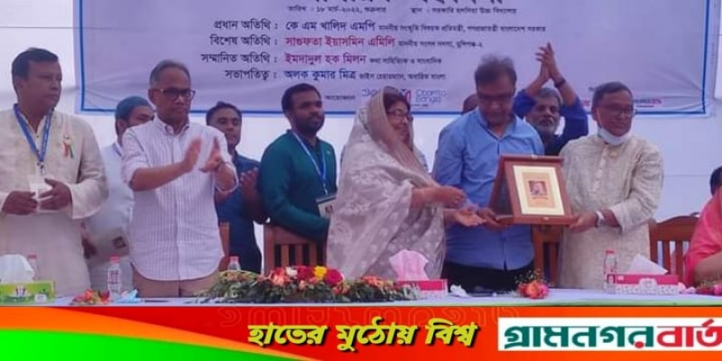 লৌহজংয়ে অবারিত বাংলার উদ্যোগে অধ্যাপক আনোয়ার হোসেনকে সম্মাননা প্রদান লৌহজংয়ে অবারিত বাংলার উদ্যোগে অধ্যাপক আনোয়ার হোসেনকে সম্মাননা প্রদান