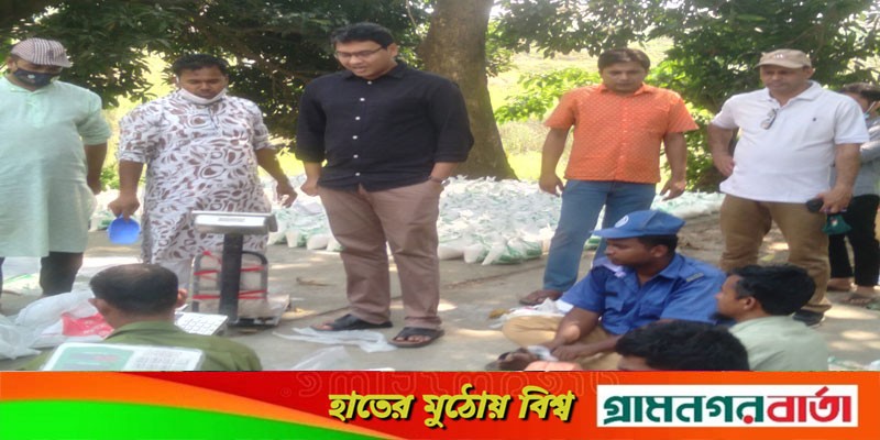 শ্রীনগরে ৭২০৩টি পরিবার ৪৩০ টাকায় পাচ্ছেন টিসিবির তেল-চিনি, ডাল শ্রীনগরে ৭২০৩টি পরিবার ৪৩০ টাকায় পাচ্ছেন টিসিবির তেল-চিনি, ডাল