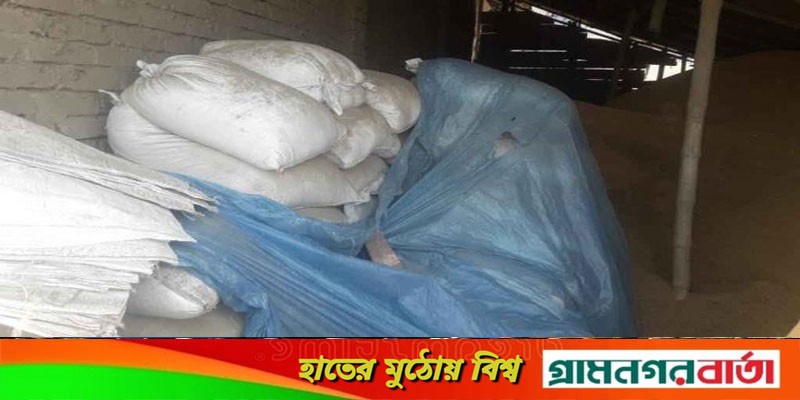তুষের গুদামে মিললো ৩৭৫০ কেজি চোরাই গম তুষের গুদামে মিললো ৩৭৫০ কেজি চোরাই গম