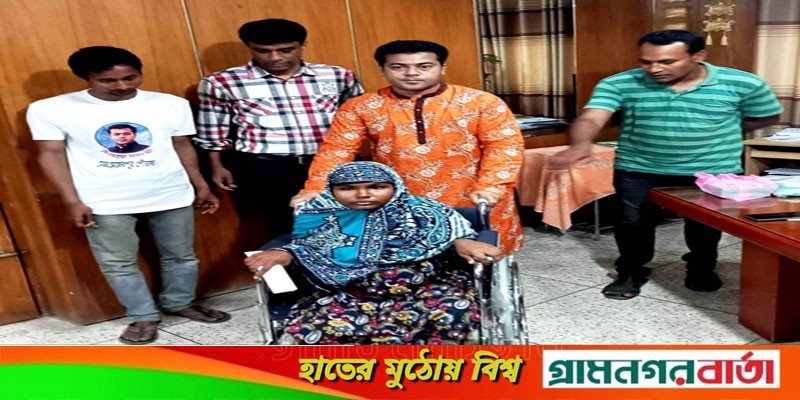 মেহেরপুর পৌর মেয়র ব্যক্তিগত উদ্যোগে হুইল চেয়ার প্রদান করলেন প্রতিবন্ধী অসহায় নারীকে মেহেরপুর পৌর মেয়র ব্যক্তিগত উদ্যোগে হুইল চেয়ার প্রদান করলেন প্রতিবন্ধী অসহায় নারীকে