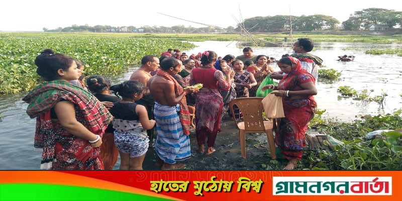 সিরাজদিখানে ইছামতি নদীতে অষ্টমী স্নান অনুষ্ঠিত সিরাজদিখানে ইছামতি নদীতে অষ্টমী স্নান অনুষ্ঠিত