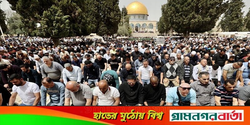 আল-আকসায় রমজানের প্রথম জুমায় মুসল্লিদের ঢল আল-আকসায় রমজানের প্রথম জুমায় মুসল্লিদের ঢল