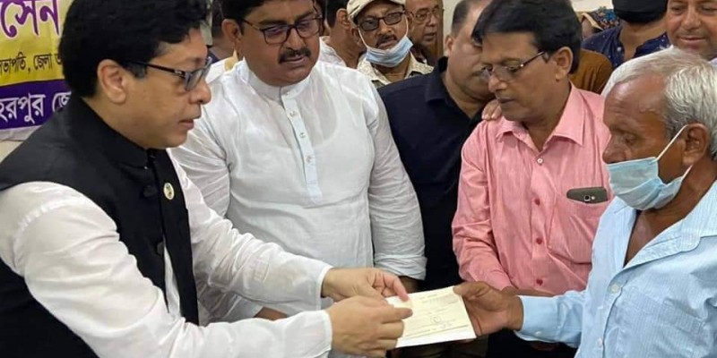 গরীব অসহায়দের মাঝে প্রধানমন্ত্রীর চেক বিতরণ গরীব অসহায়দের মাঝে প্রধানমন্ত্রীর চেক বিতরণ