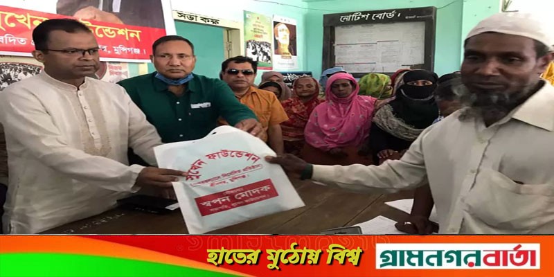 শ্রীনগরে সুখেন ফাউন্ডেশনের বস্ত্র বিতরণ শ্রীনগরে সুখেন ফাউন্ডেশনের বস্ত্র বিতরণ