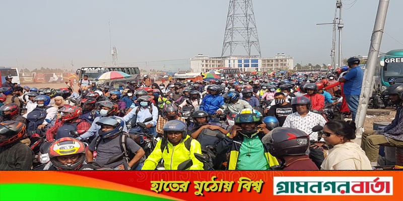লৌহজংয়ে শিমুলিয়া ঘাটে আজও ঘরমুখো মানুষের ঢল লৌহজংয়ে শিমুলিয়া ঘাটে আজও ঘরমুখো মানুষের ঢল