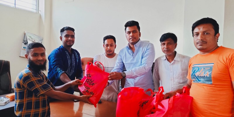 শিবগঞ্জে পুন্ড্র উন্নয়ন সংস্থার ঈদ উপহার সামগ্রী বিতরণ শিবগঞ্জে পুন্ড্র উন্নয়ন সংস্থার ঈদ উপহার সামগ্রী বিতরণ
