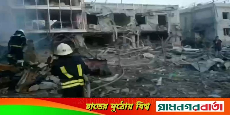 রুশ ক্ষেপণাস্ত্র হামলায় ওডেসায় শপিংমল-দুটি হোটেল বিধ্বস্ত রুশ ক্ষেপণাস্ত্র হামলায় ওডেসায় শপিংমল-দুটি হোটেল বিধ্বস্ত
