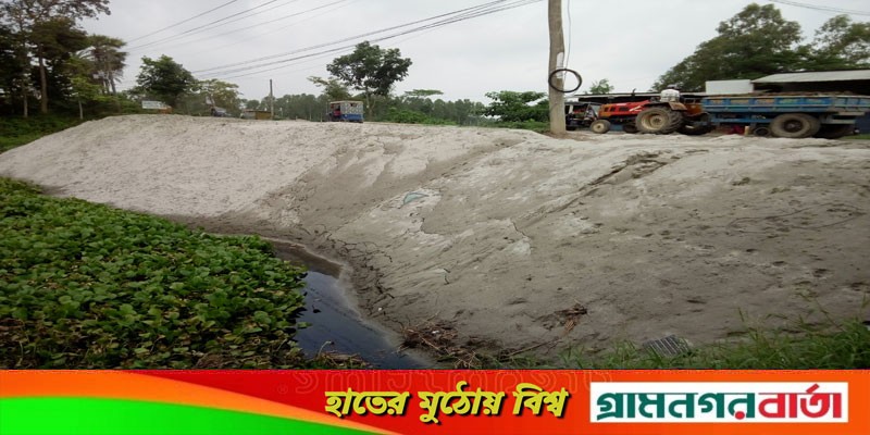 শ্রীনগরে রাতের অন্ধকারে ভরাট হয়ে যাচ্ছে সরকারি জলাশয় শ্রীনগরে রাতের অন্ধকারে ভরাট হয়ে যাচ্ছে সরকারি জলাশয়