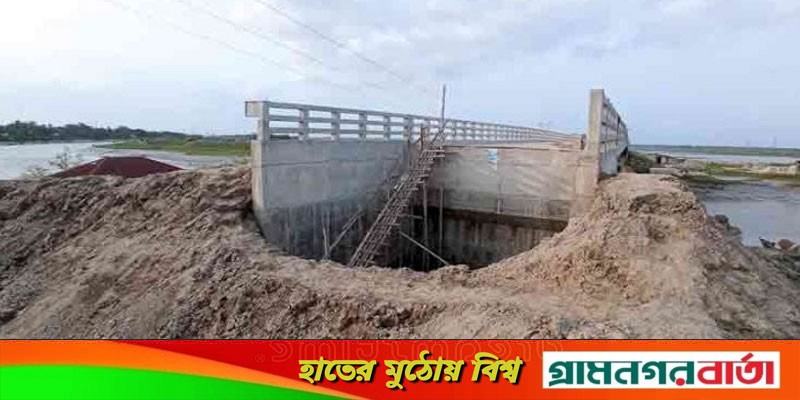 ৪ বছরেও শেষ হয়নি সেতুর কাজ, মই দিয়ে উঠতে হয় ৪ বছরেও শেষ হয়নি সেতুর কাজ, মই দিয়ে উঠতে হয়